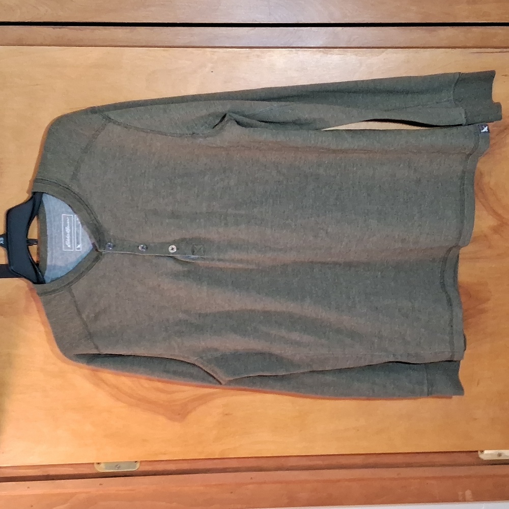 Eddie Bauer men's size Large green waffle shirt.